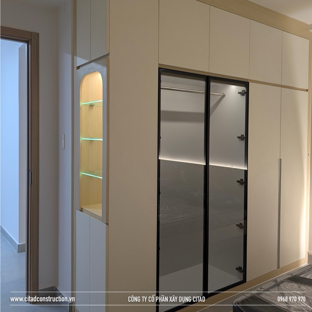 Hệ tủ áo cánh kính kết hợp kệ trưng bày có đèn LED, thiết kế bởi CITAD cho căn hộ hiện đại ở An Giang