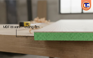 Cận cảnh cốt gỗ MDF lõi xanh chống ẩm HMR chất lượng cao dùng cho tủ bếp và nội thất.